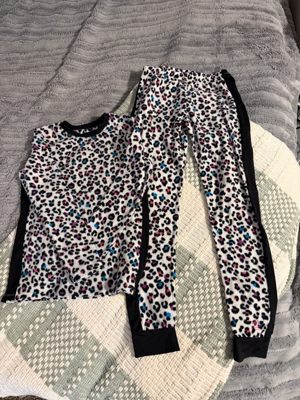 Girls Cuddl Duds pajama set 🖤